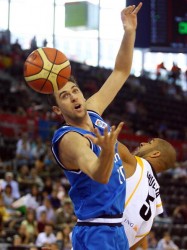 Italy's Andrea Bargnani (L) vies with Ge