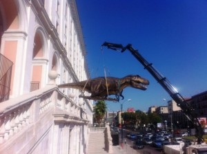 un dinosauro in piazza Carlo III