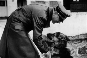 Hitler-col-cane