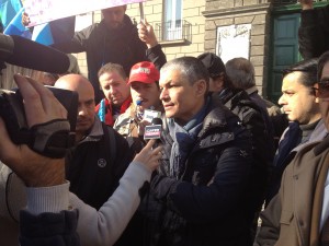 Massimo Taglialatela al presidio dei lavoratori dinanzi a Palazzo Sangiacomo(1)