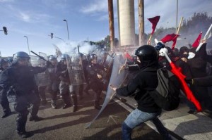 ++ LAVORO: LANCIO PIETRE CONTRO FORZE ORDINE A NAPOLI ++