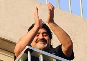 >>>ANSA/FISCO: MARADONA IN ITALIA; VUOLE PARLARE CON NAPOLITANO