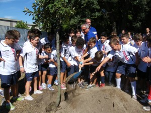 Sindaco pianta leccio al boschetto